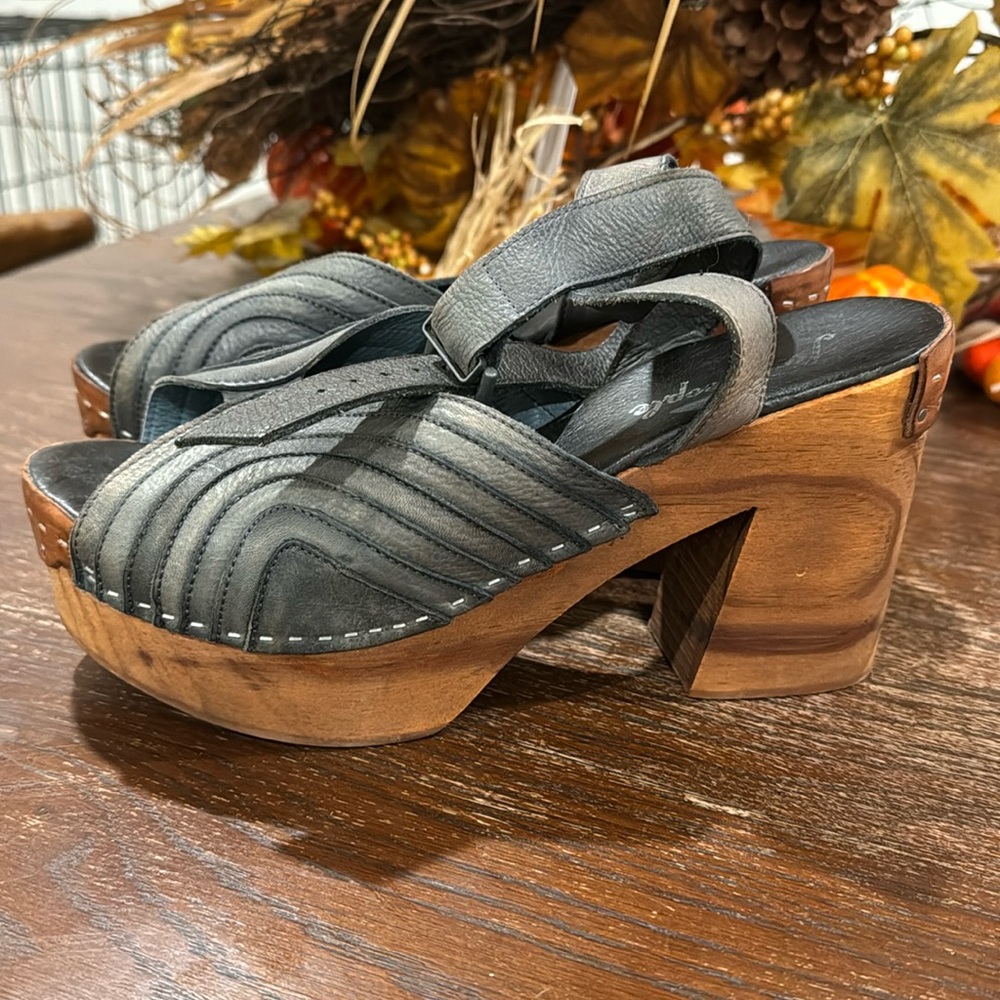 Free People Orion navy blue clog heel wedges size 39
